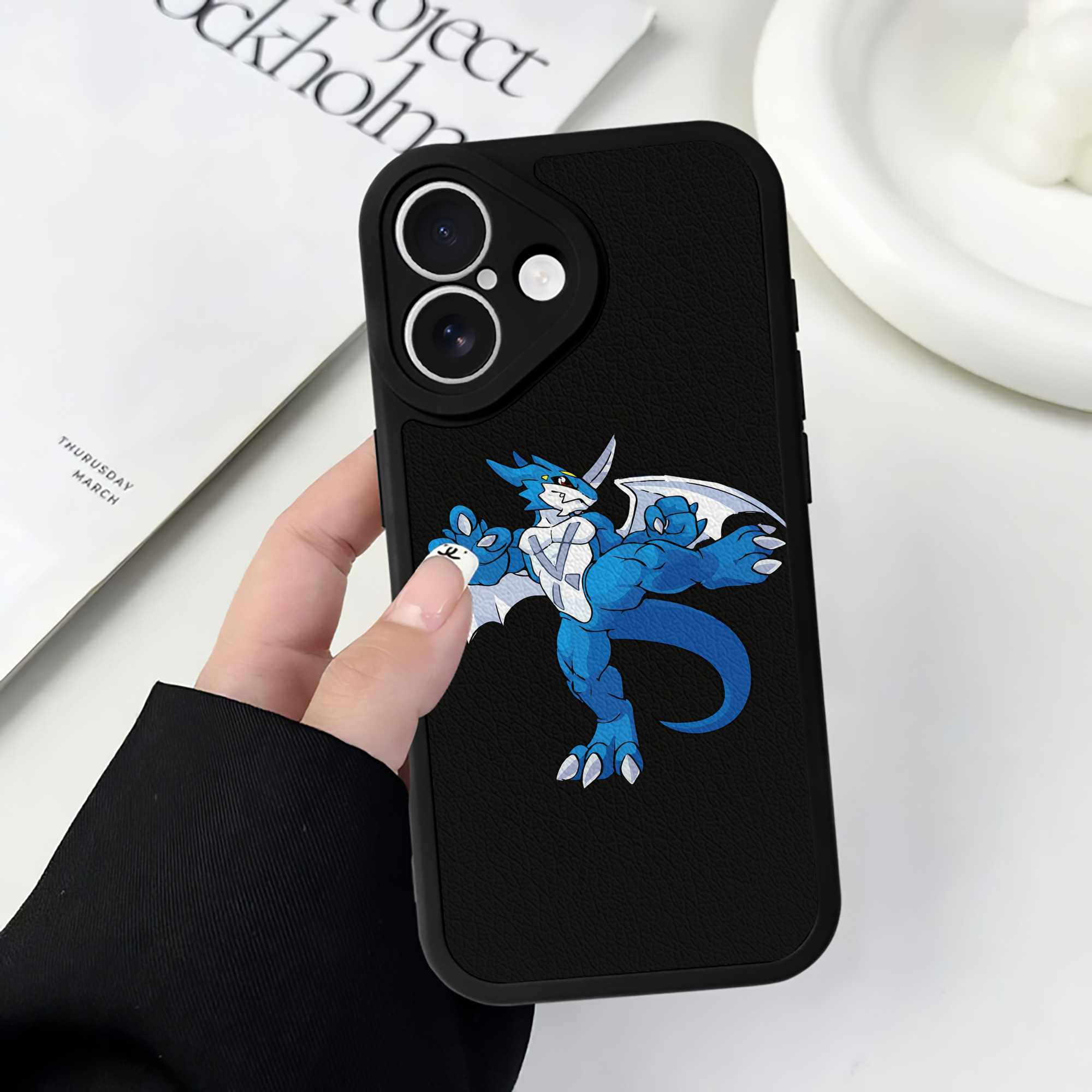 （画像用） Digimon デジタルモンスター/デジモン 【iPhone 16シリーズ対応】シリコンスマホケース（レザー調） 材質：シリコン